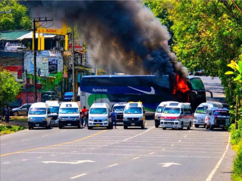 Violencia en Zitácuaro: reportan bloqueos, vehículos incendiados y quema de tiendas tras operativo militar