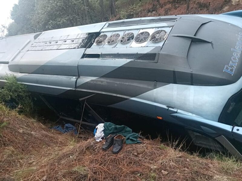 Vuelca autobús en Zinapécuaro y deja seis personas lesionadas