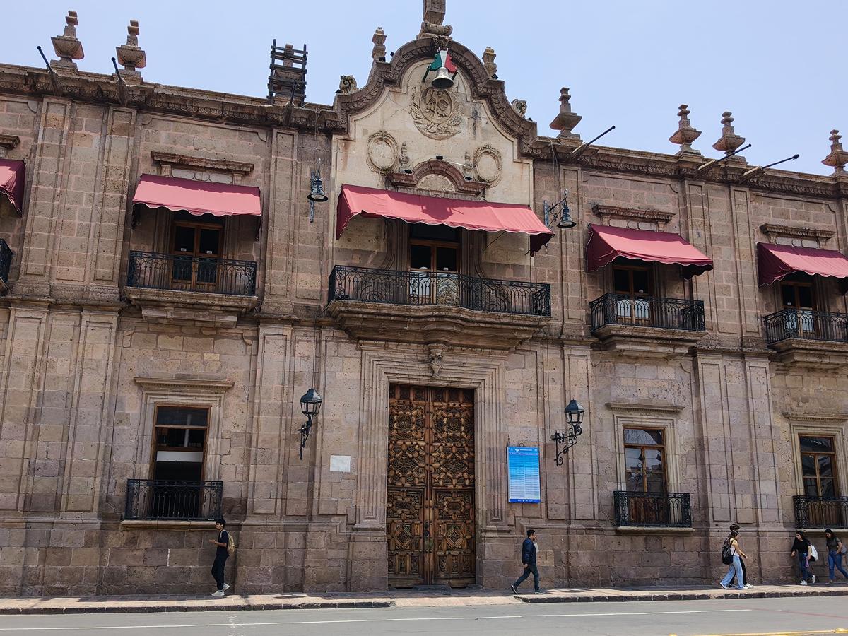 Vuelve a lucir sin pintas Palacio de Gobierno frente a Catedral de Morelia