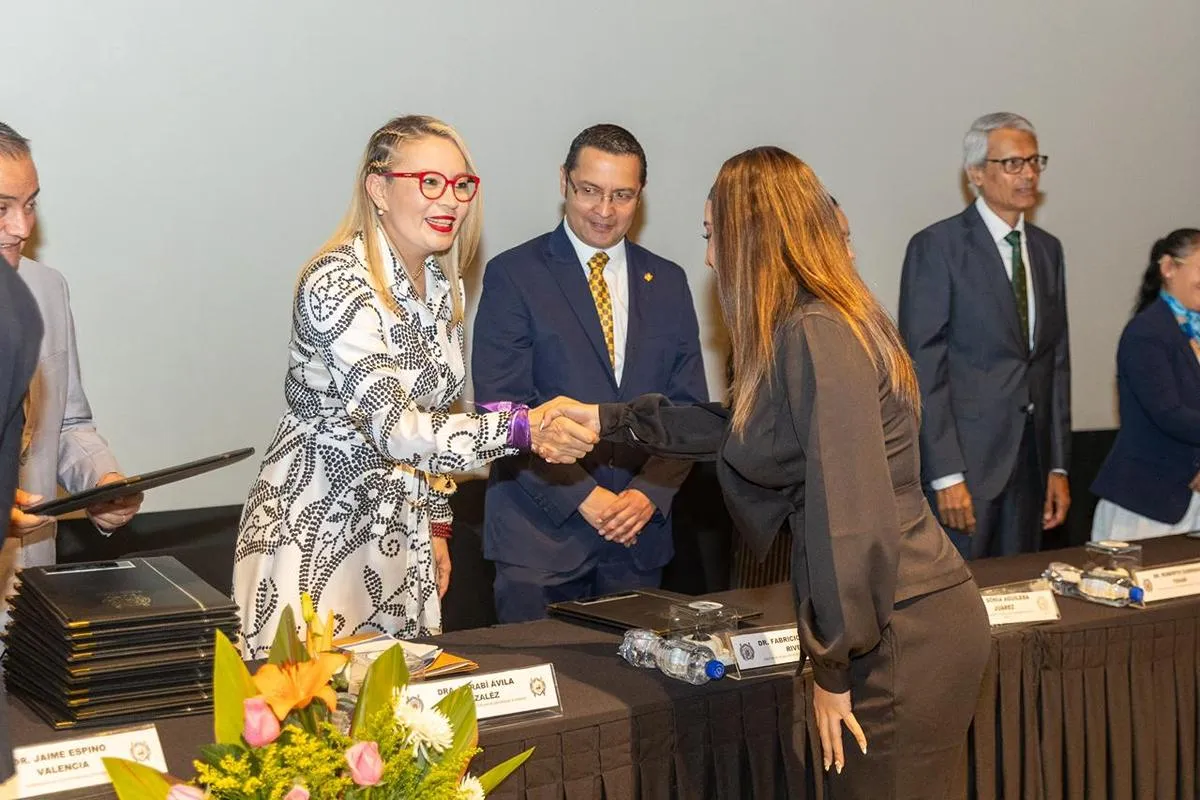 A lograr la ventaja competitiva a través de la formación Rectora UMSNH