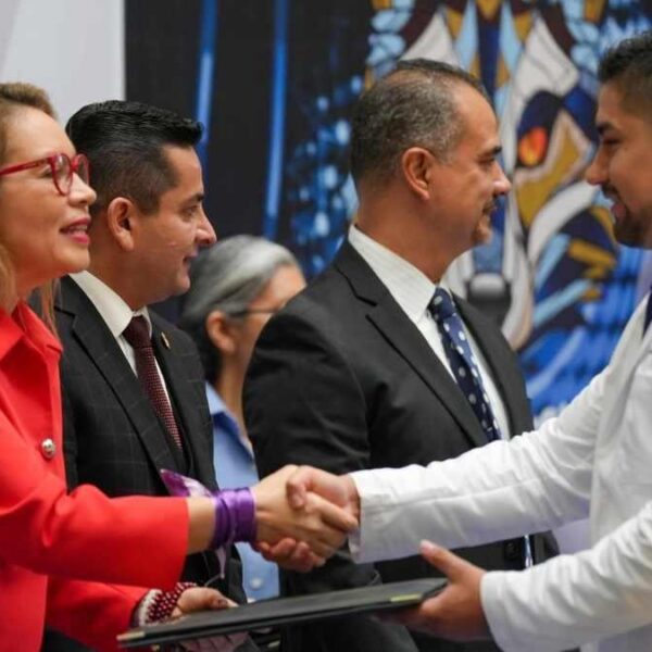 A poner sus conocimientos al servicio de las personas que más lo necesitan, convoca Yarabí Ávila a egresadas y egresados como médicos cirujanos