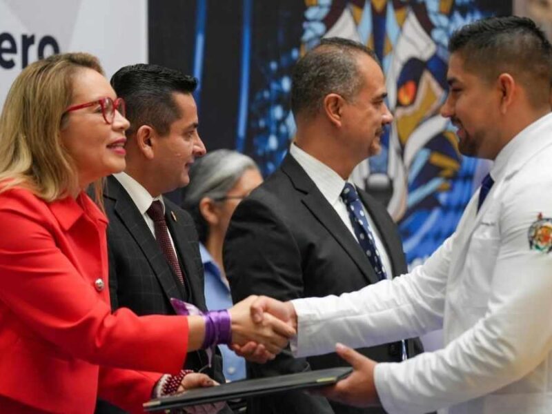 A poner sus conocimientos al servicio de las personas que más lo necesitan a egresados como médicos cirujanos