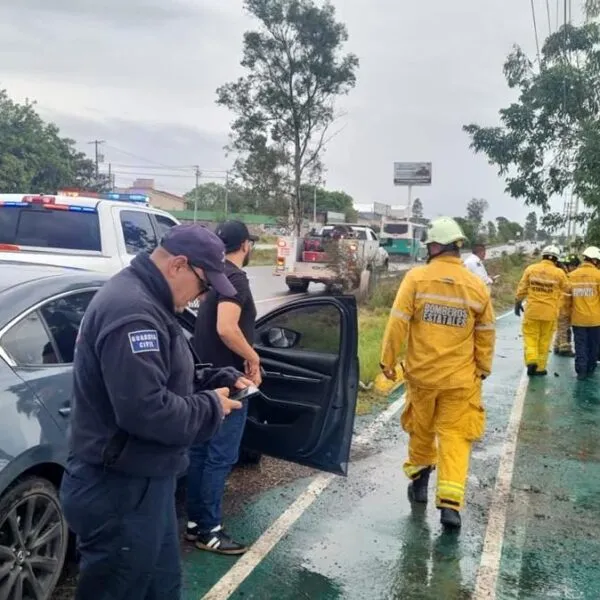 Accidente vehicular en la Morelia-Pátzcuaro deja únicamente daños materiales