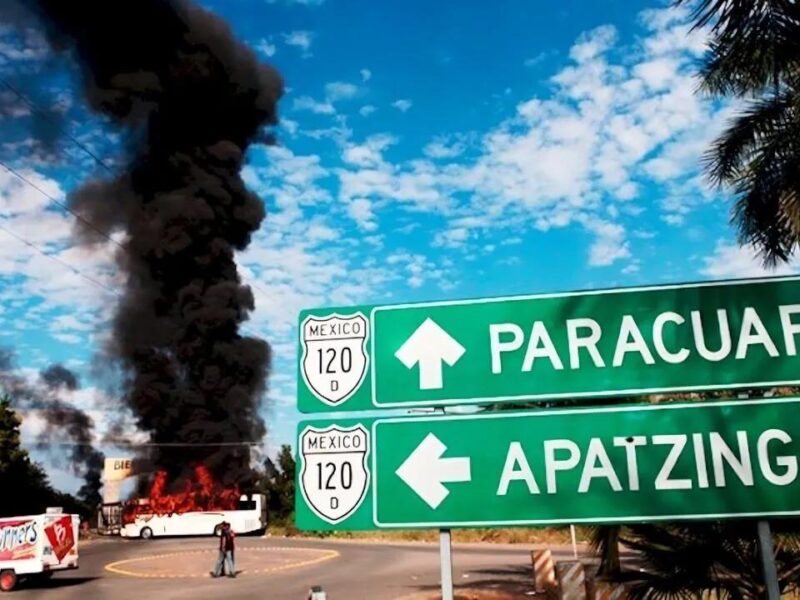 Acusan incumplimiento de protocolos para atender desplazamiento forzado en Apatzingán