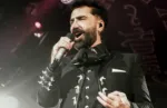 Alejandro Fernández emociona con Himno Nacional en apertura del mundial