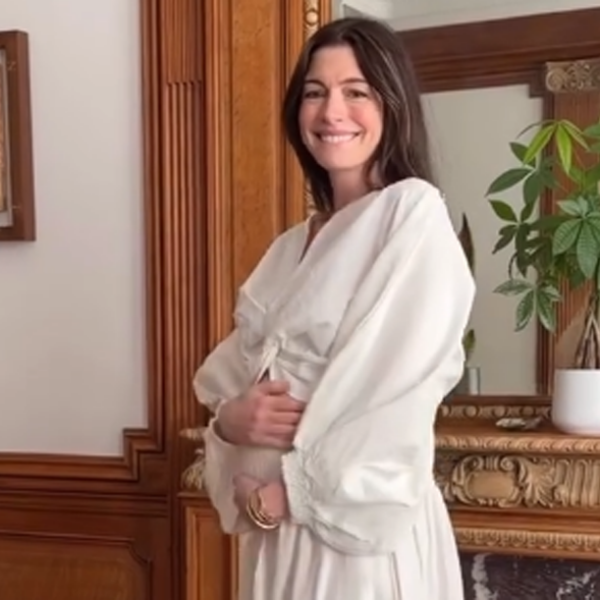 Anne Hathaway revela su tercer embarazo a los 43 años