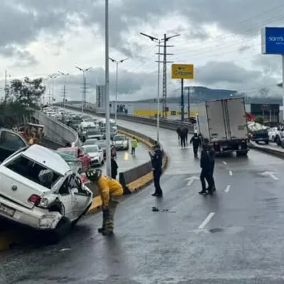 Aparatoso accidente en el libramiento de Morelia deja únicamente daños materiales