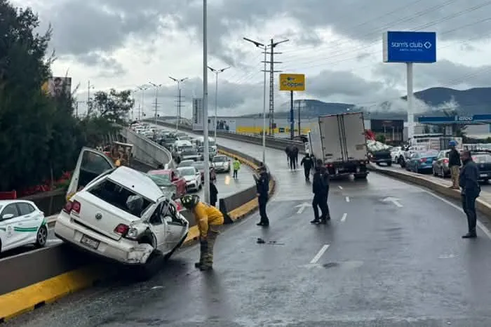 Aparatoso accidente en el libramiento de Morelia deja únicamente daños materiales