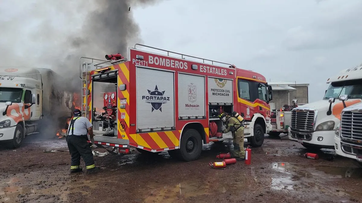 Arde un camión torton en estacionamiento de empresa; deja únicamente daños materiales