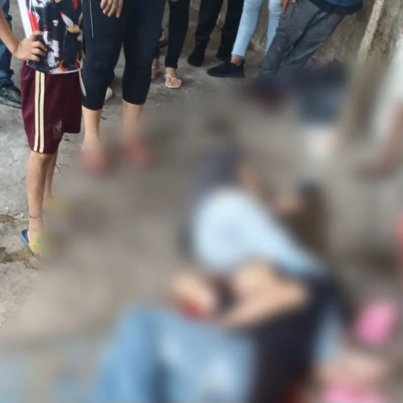 Sujetos armados atacan y privan de la vida a tres hombres en un mercado de Apatzingán