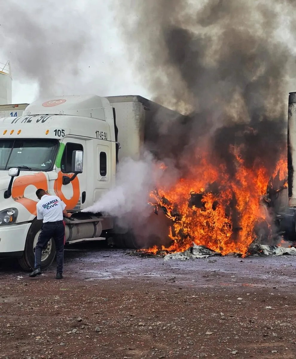Atienden incendio de camión torton en estacionamiento de empresa en Morelia