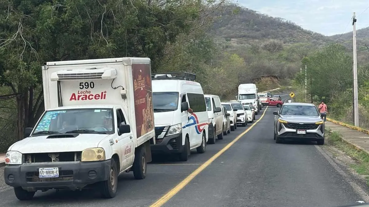 Bloquean carretera por crisis en el Hospital Comunitario en Michoacán