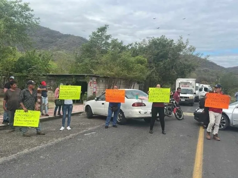 Ante carencias en el Hospital del IMSS-Bienestar en Carácuaro, Michoacán, comuneros bloquean carreteras