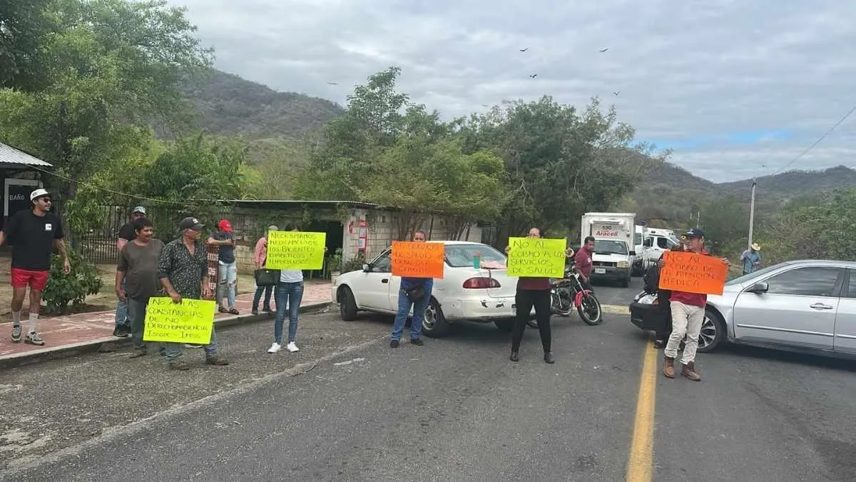 Bloquean carretera por crisis en Hospital Comunitario en Michoacán