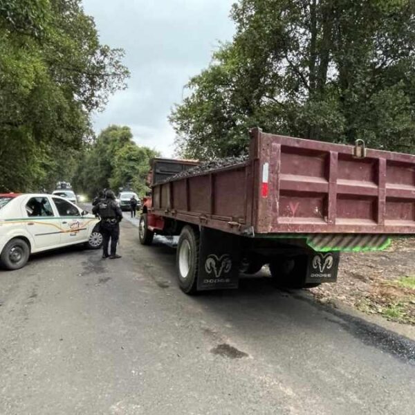 Bloqueos en Michoacán dejan vehículos incendiados y daños por disparos