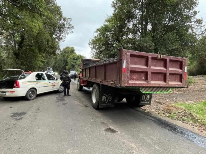 Bloqueos en Michoacán dejan vehículos incendiados y daños por disparos