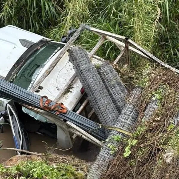 Camioneta de carga cae a canal de aguas negras en Tacámbaro