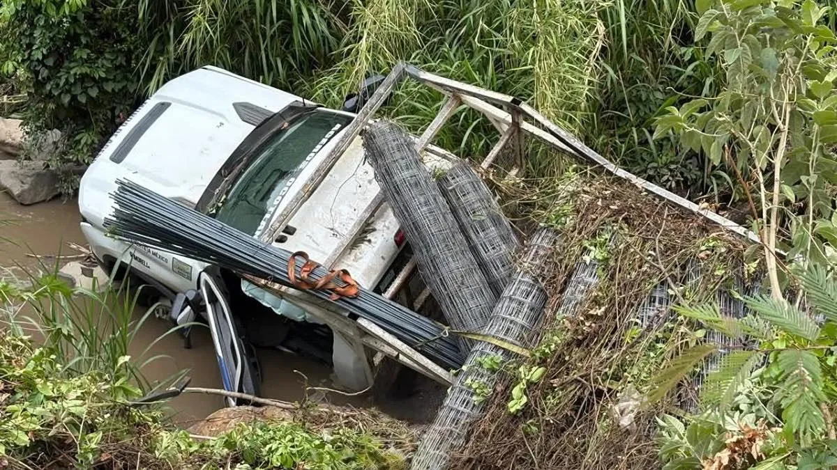 Camioneta de carga cae a canal de aguas negras en Tacámbaro