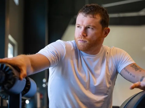 Canelo Álvarez celebra victoria de México tras ganar apuesta