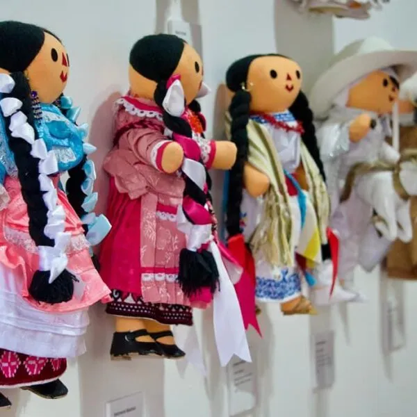 Cartelera Cultural: Secum inaugura muestra de muñecas Lelé inspiradas en las tradiciones de Michoacán