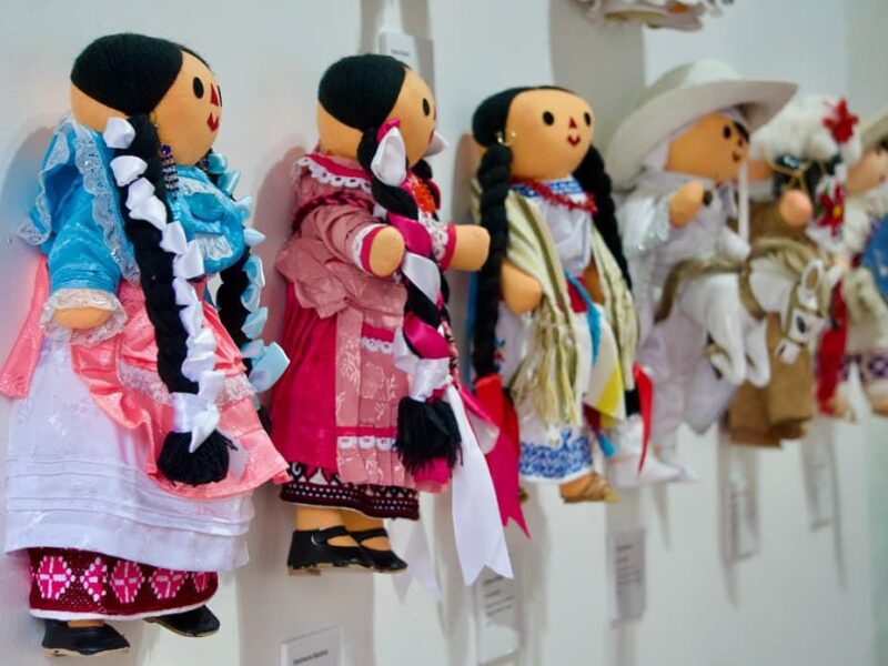 Cartelera Cultural: Secum inaugura muestra de muñecas Lelé inspiradas en las tradiciones de Michoacán