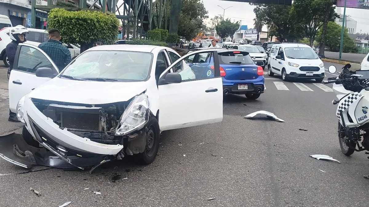 Choque entre dos autos particulares en el libramiento de Morelia deja solo daños materiales