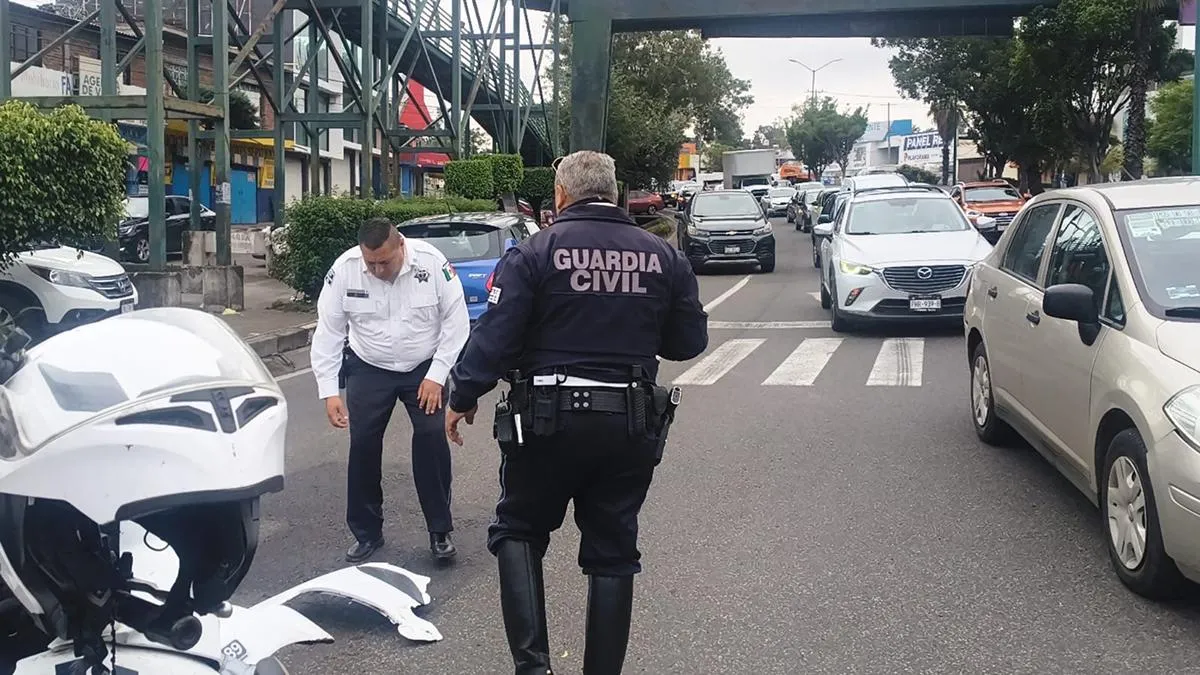 Choque entre dos particulares en el libramiento de Morelia deja solo daños materiales