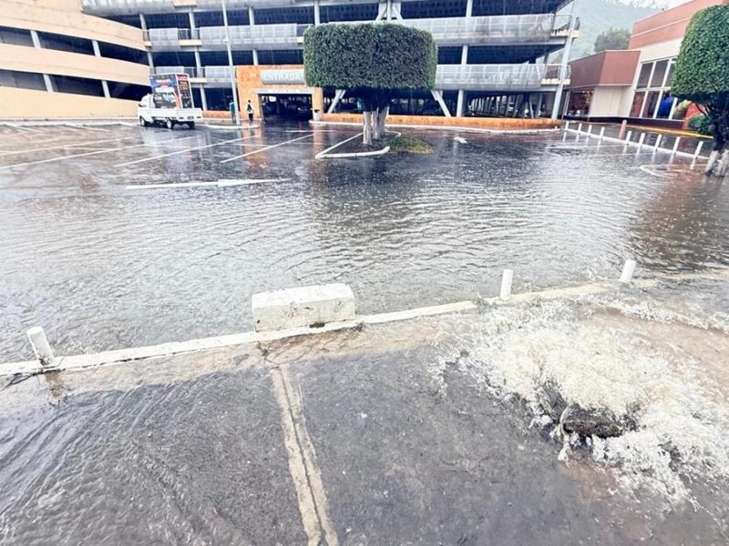 Colapsa lluvia vialidades del sur de Morelia y deja vehículos varados