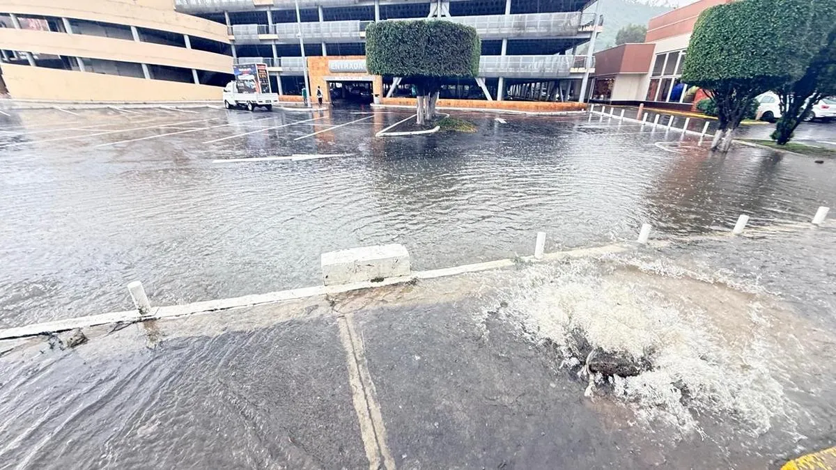 Colapsa lluvia vialidades sur Morelia vehículos varados
