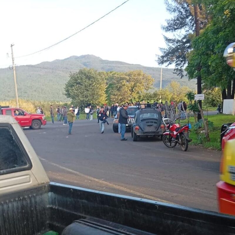 Comuneros bloquean el tramo federal Los Reyes-Jacona; exigen el reencarpetamiento de una carretera