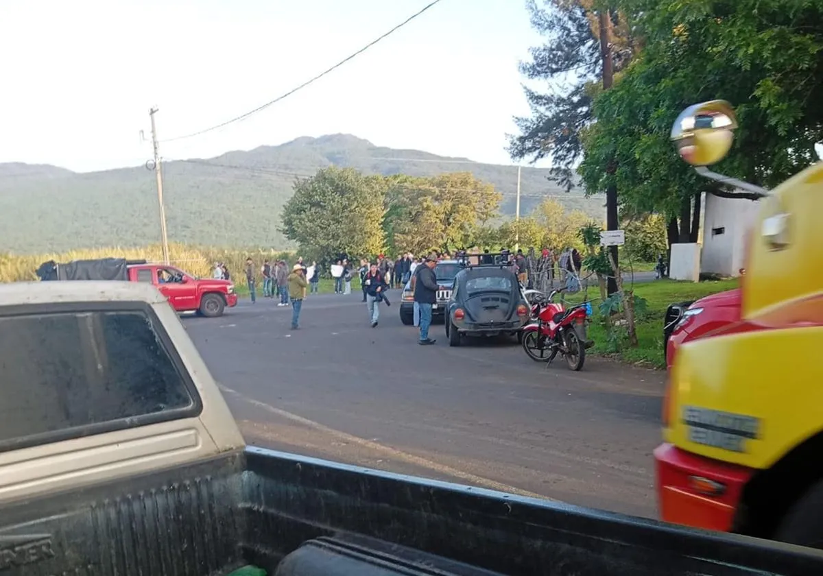 Comuneros bloquean el tramo federal Los Reyes-Jacona; exigen el reencarpetamiento de una carretera