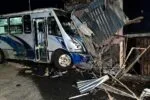 Conductor de camión de pasajeros pierde control de la unidad y se estrella contra una vivienda en Uruapan