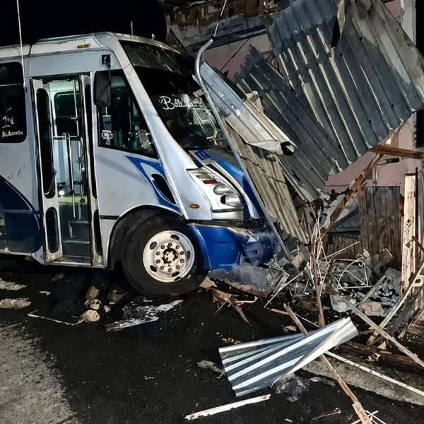 Conductor de camión de pasajeros pierde control de la unidad y se estrella contra una vivienda en Uruapan