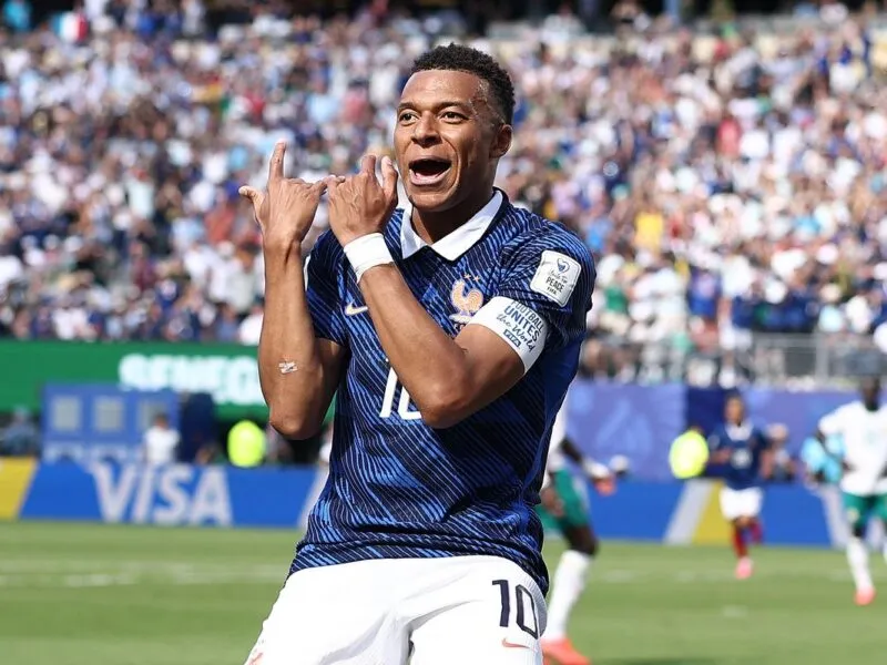 De la mano de Kylian Mbappé, Francia vence a Senegal