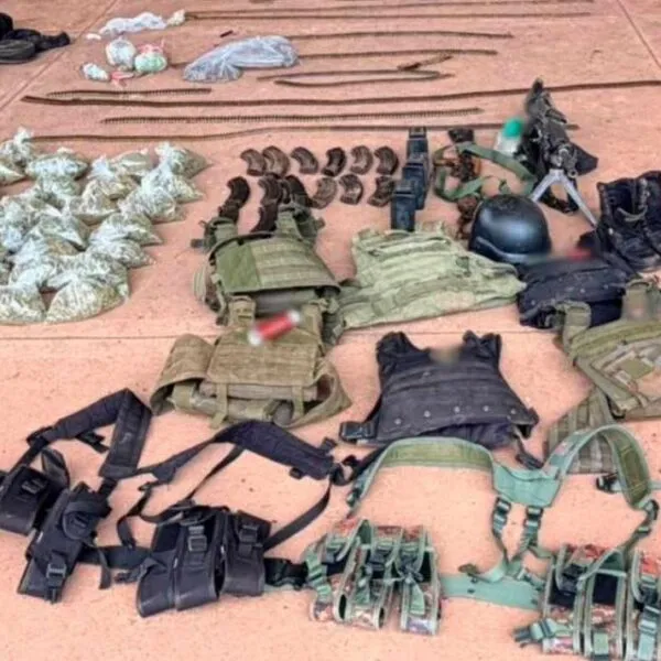 Decomisan armas de grueso calibre, chalecos y vehículos robados en Coalcomán