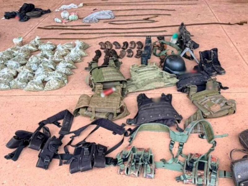 Decomisan armas de grueso calibre, chalecos y vehículos robados en Coalcomán