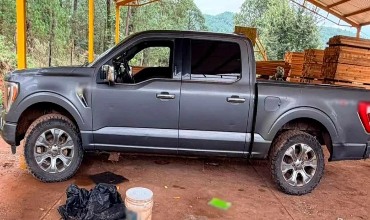 Decomisan en Coalcomán armas de grueso calibre, chalecos y vehículos robados
