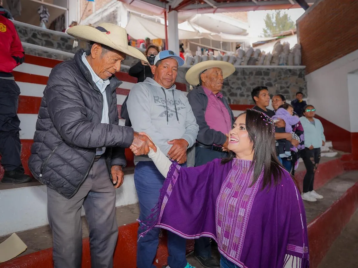 Desde Janitzio, Gladyz Butanda escucha a pobladores para construir agenda territorial