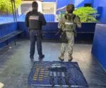 Lázaro Cárdenas: Ejército Mexicano y Policía Municipal aseguran arma y cartuchos en un vehículo aparentemente abandonado