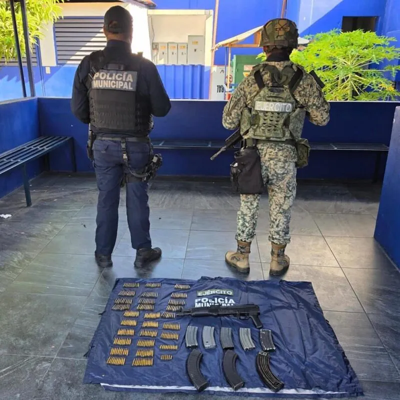 Lázaro Cárdenas: Ejército Mexicano y Policía Municipal aseguran arma y cartuchos en un vehículo aparentemente abandonado