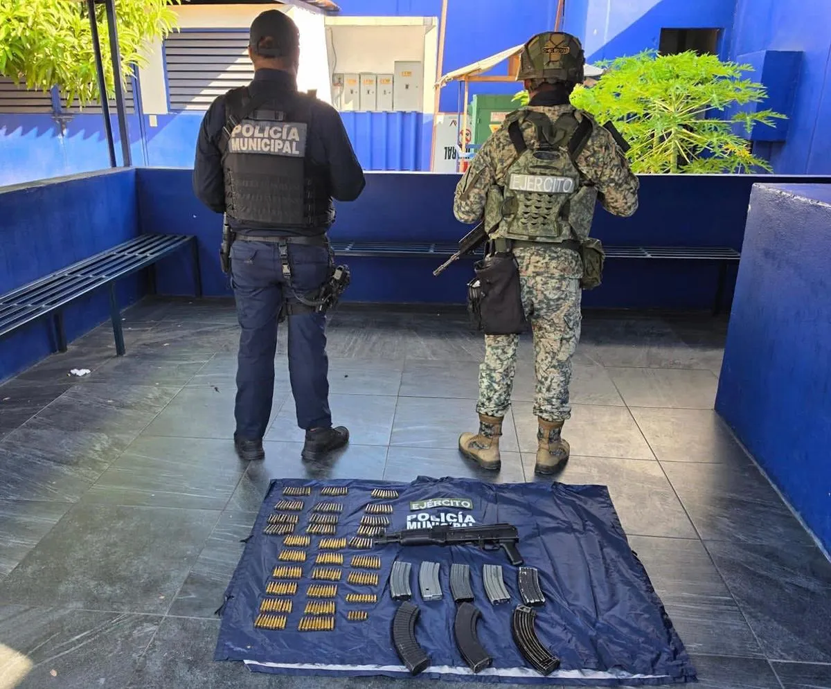 Ejército Mexicano y Policía Municipal aseguran arma y cartuchos en Lázaro Cárdenas
