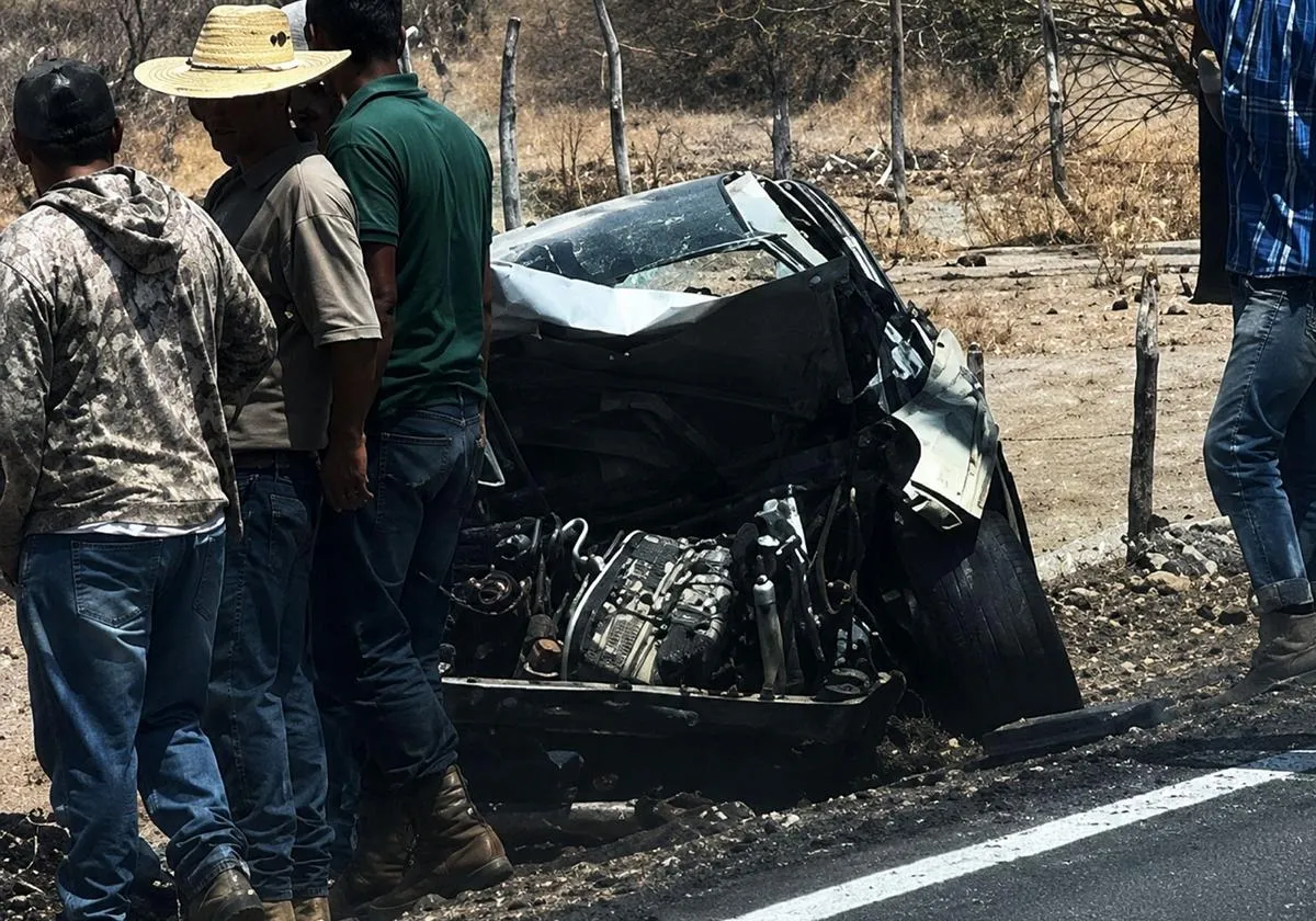 En aparatoso accidente pierden la vida dos personas en los límites de Michoacán y Guerrero