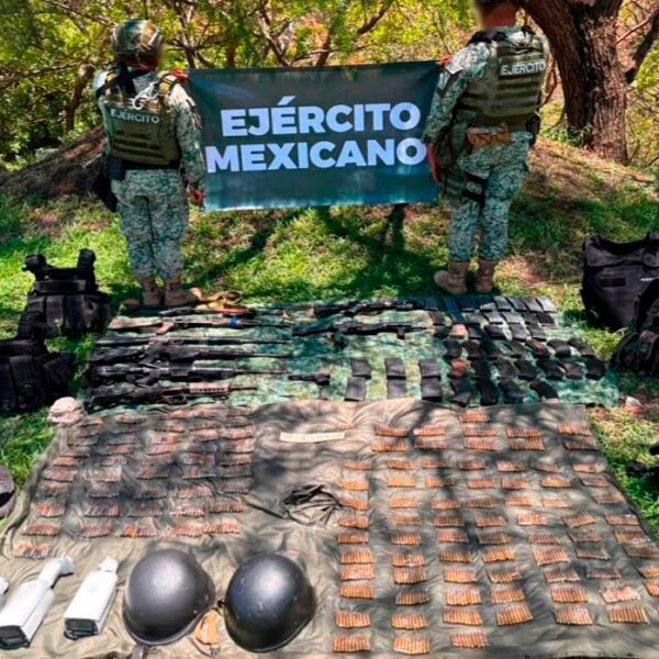En operativo, Ejército Mexicano asegura armas, equipo táctico y dispositivos de videovigilancia en Michoacán