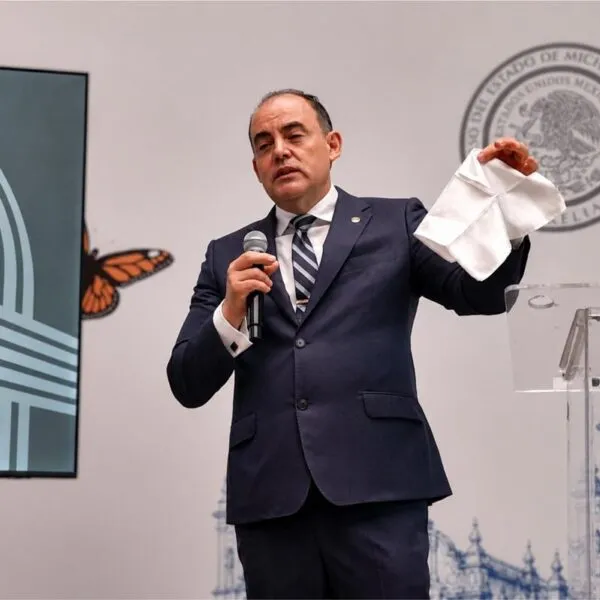 En polémica con Grecia Quiroz, saca Baltazar Gaona pañuelo blanco