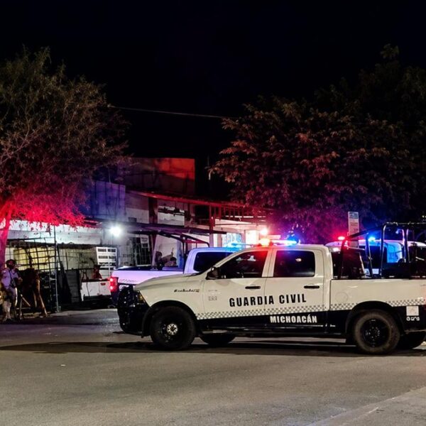 Encuentran a hombre ejecutado en plaza de Apatzingán