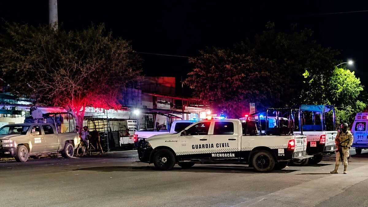Encuentran a hombre ejecutado en plaza de Apatzingán