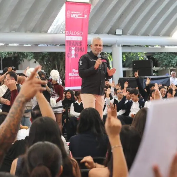 Más de 55 mil estudiantes en Michoacán reciben apoyo para el transporte: Bedolla