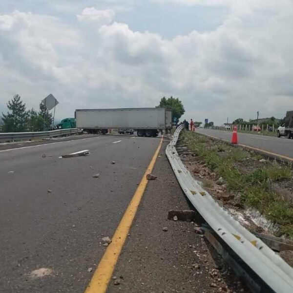 Falla mecánica en tráiler bloquea la autopista de Occidente en Maravatío