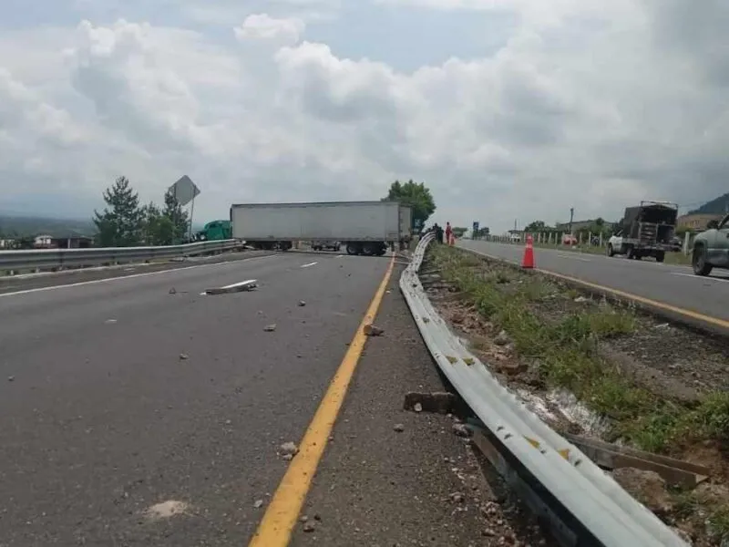 Falla mecánica en tráiler bloquea la autopista de Occidente en Maravatío