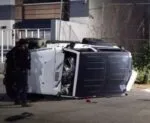 Fallece conductor de camioneta luego de perder el control y volcar en Uruapan; presenta heridas de bala